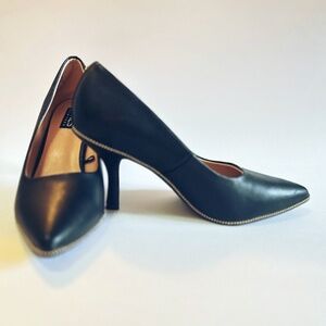 JONES NEW YORK  Black Pointed Toe Shoes